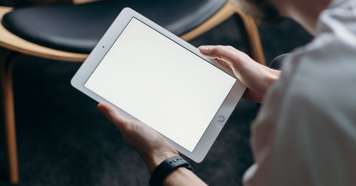 Optimal Cleaning Solutions for MacBook Screens